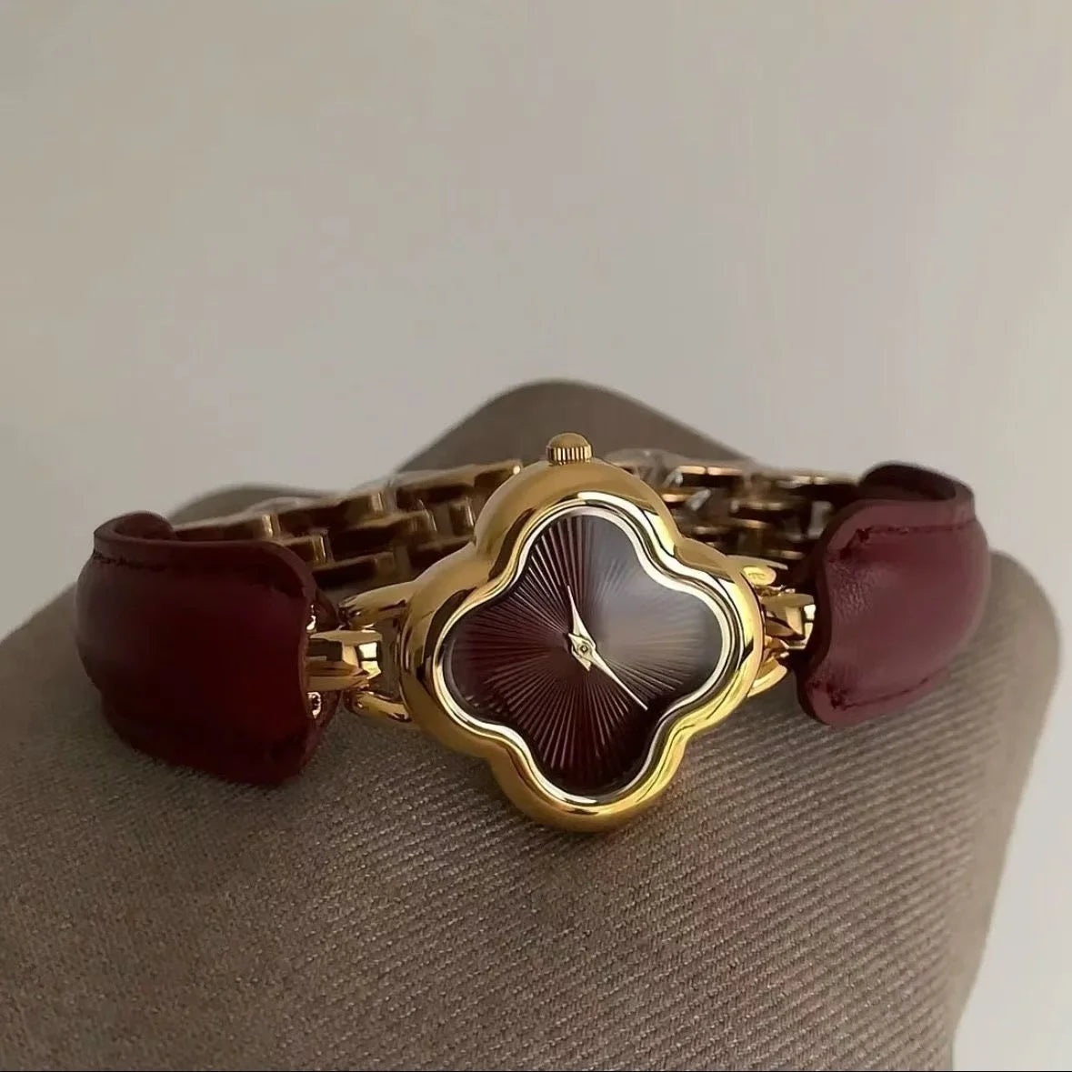 Ladies' quartz watches
