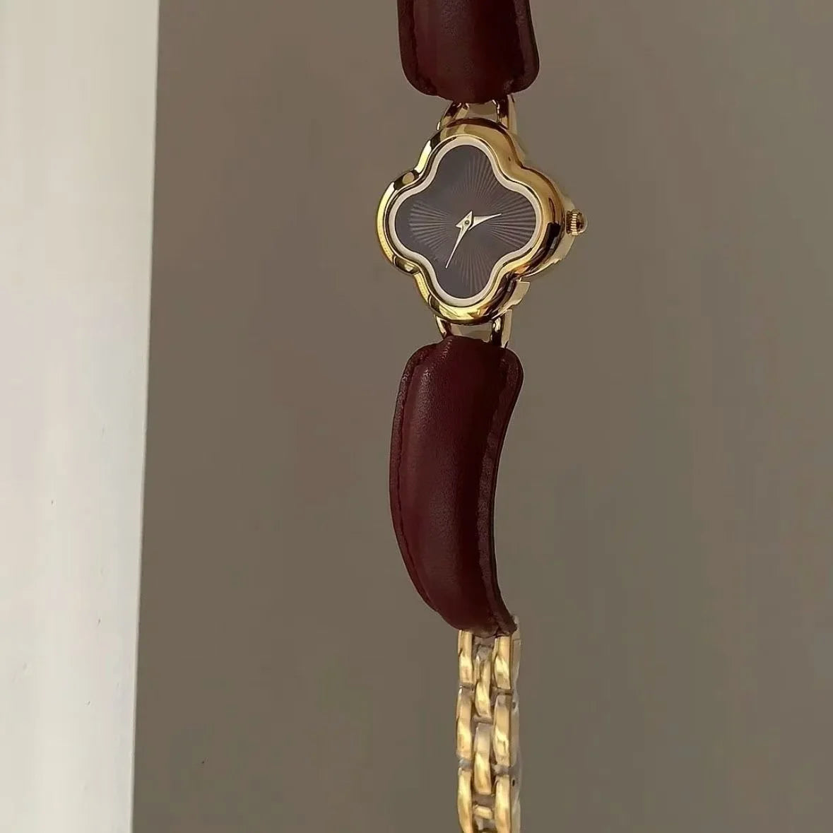 Ladies' quartz watches